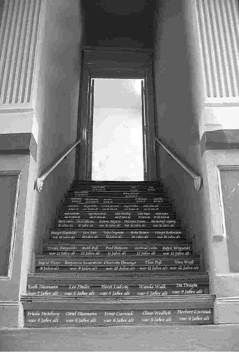 treppe_mit_schrift_grau.jpg
